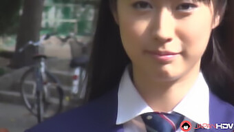 Tomomi Motozawa In Schuluniform Bläst Einem Klassenkameraden Einen.