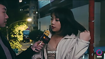 O Comissário De Entrevistas De Rua Yueyue Recebe Uma Boca Cheia De Porra