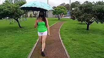 Một Người Vợ Latina Khoe Vòng Ngực To Và Hành Động Tình Dục Công Khai Trong Một Video Tổng Hợp.