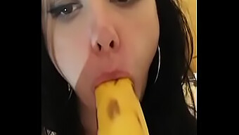 Jovem Vadia Se Masturba Com Banana Em Vídeo Caseiro