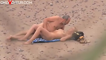 Coppia Di Adolescenti Voyeuristic Gode Del Sesso Pubblico Sulla Spiaggia