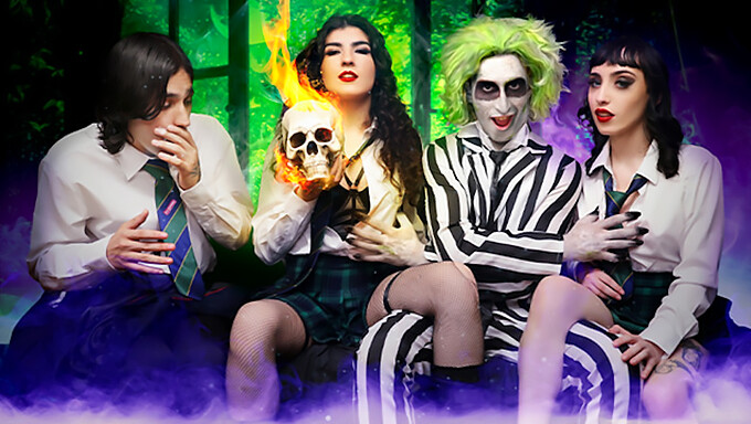 Beetlejuice Ở Đây Để Giúp Đỡ Với Một Số Hành Động Cosplay Kinky.