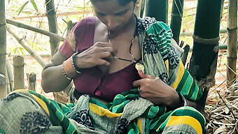 Esposa India Se Involucra En Sexo Al Aire Libre Y Juego Anal En El Bosque