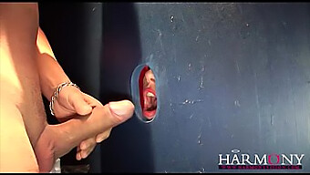 Latexbe Öltözött Ribancok Análisan Behatolnak A Gloryhole-Ba