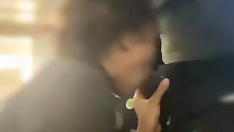 Blowjob Dan Bersih Di Atas Kursi Bar. Anda Pasti Ingin Melihat Aksinya!