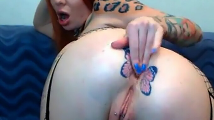 Punapää On Tatuoitu Elin Gets Fisted Webcam